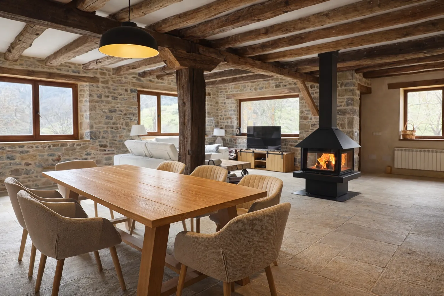 Mesa de comedor en Cumbres de Lores